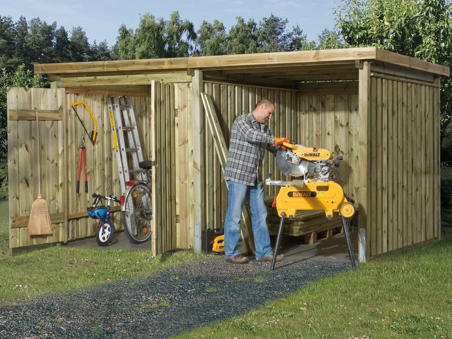 Casetta porta attrezzi 389x288 cm di cui 194 cm di pensilina laterale Casetta porta attrezzi 389x288 cm di cui 194 cm di pensilina laterale