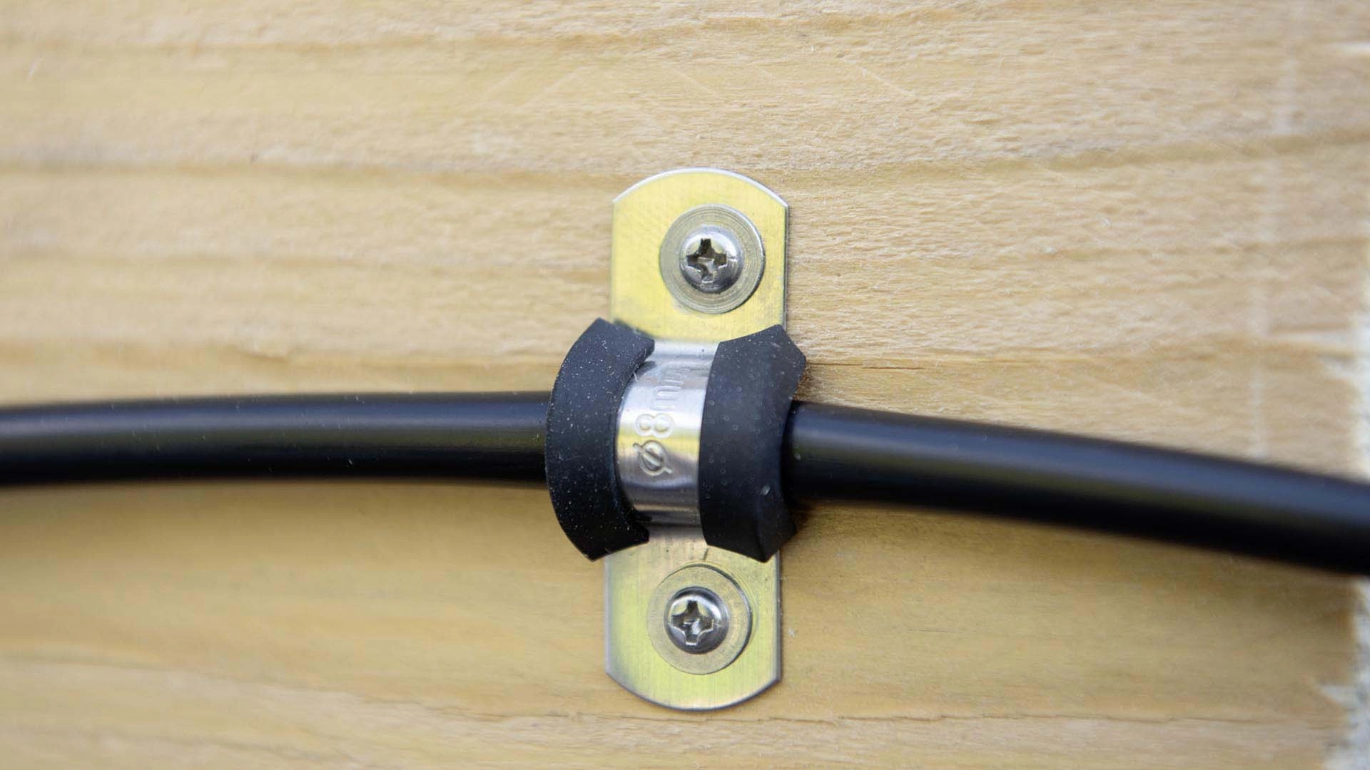 Fissatubo a U sfuso Ø 8 mm per Geyser 25 pz Fissatubo a U sfuso Ø 8 mm per Geyser 25 pz