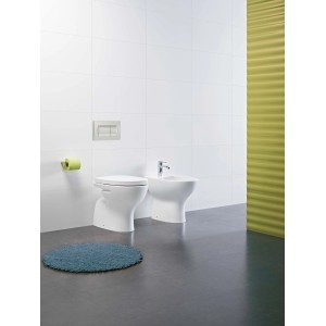 WC a terra bianco (t.b.t.) con bidet in bagno moderno.
