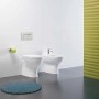 WC a terra bianco (t.b.t.) con bidet in bagno moderno.