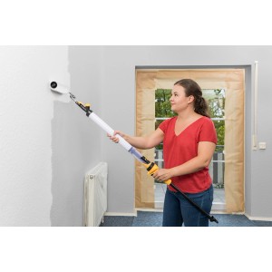 Donna che dipinge la parete con rullo Wagner EasyRoll 23 cm. Facile da usare, nessun secchio di vernice necessario.