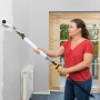 Donna che dipinge la parete con rullo Wagner EasyRoll 23 cm. Facile da usare, nessun secchio di vernice necessario.