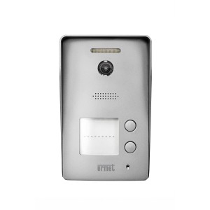 Citofono t.b.t. con telecamera e pulsante campanello in argento.