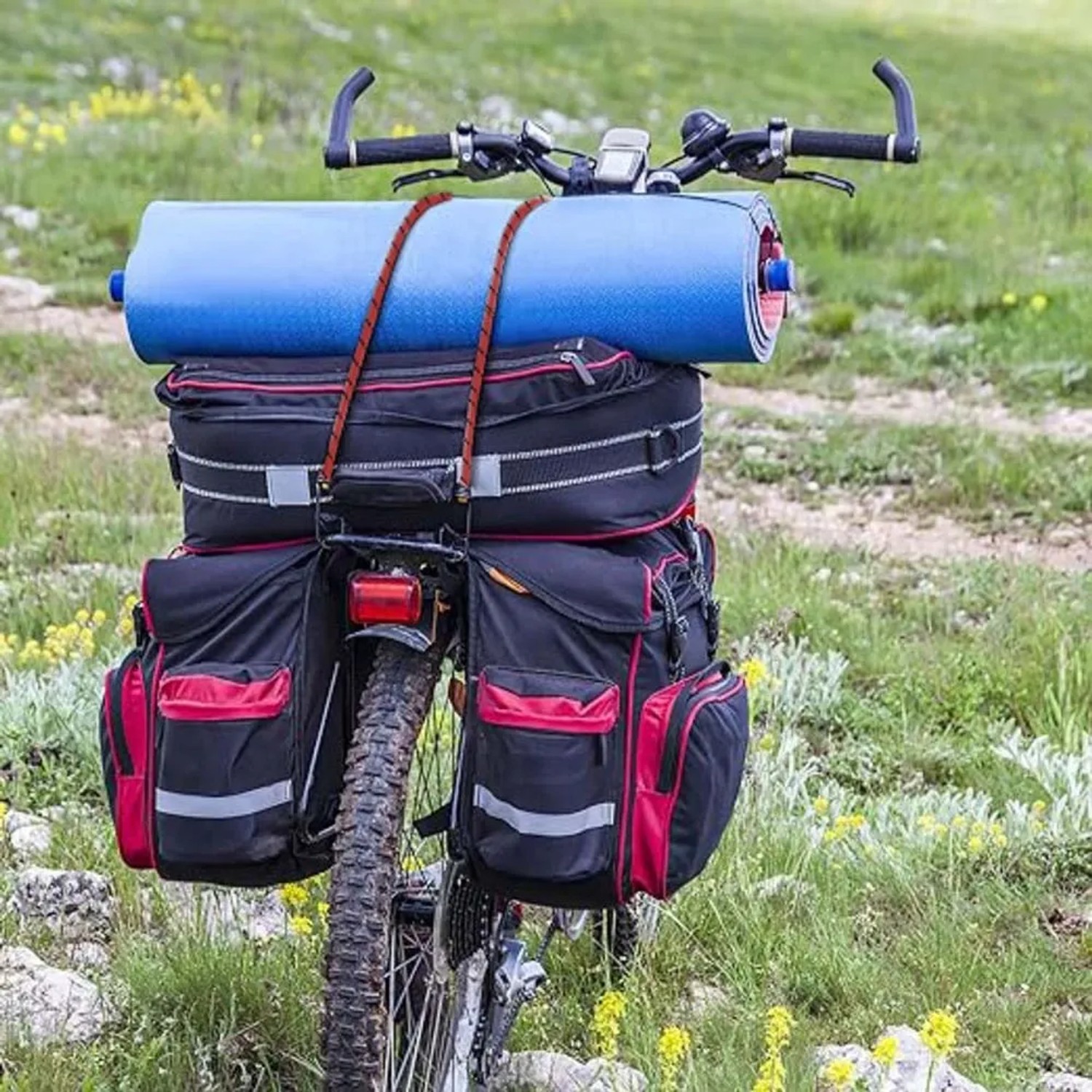 Bicicletta con borse da portapacchi e cinghie di fissaggio, ideale per cicloturismo.
