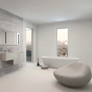 Bagno moderno con pareti bianche, vasca e mobile lavabo.