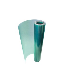 Rotolo di lastra ondulata in plastica verde per progetti di copertura e costruzione.