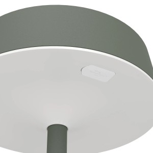 Dettaglio della lampada da tavolo solare a LED EGLO SIMERI verde con porta USB-C.