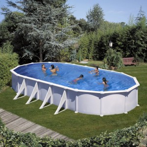 Piscina ovale Gre Atlantis con pareti in acciaio bianco (1000x550x132 cm) con bagnanti in giardino.
