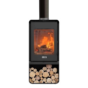 Stufa a legna nera con ceppi e fuoco acceso.