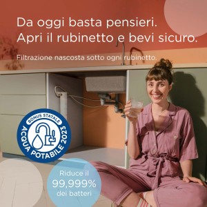 Donna beve acqua filtrata dal rubinetto. Filtro acqua sotto il lavello. Acqua potabile pulita.