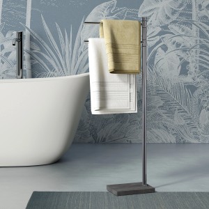Portasciugamani t.b.t. freestanding con due asciugamani bianchi e beige.