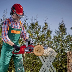 Motosega a batteria Einhell Power X-Change Fortexxa 18/30 in uso per tagliare un tronco.