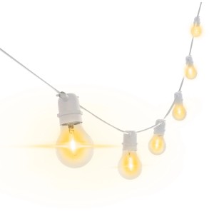 Catena luminosa con lampadine per decorazione esterna.