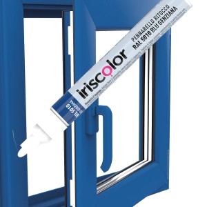 Telaio finestra blu con pennarello ritocco t.b.t. per riparare danni alla vernice.