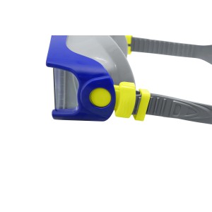 Dettaglio di maschera da immersione con montatura blu, dettagli gialli e cinturino grigio.