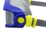 Dettaglio di maschera da immersione con montatura blu, dettagli gialli e cinturino grigio.