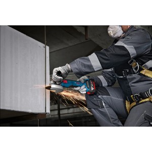 Artigiano che smeriglia con la smerigliatrice angolare a batteria Bosch Professional GWS 18V-8.