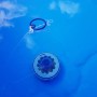 Robot pulitore per piscina Gre cordless grigio 4.000 mAh in piscina con cielo blu.
