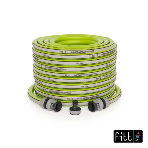 Tubo per irrigazione t.b.t. verde chiaro arrotolato con connettori.