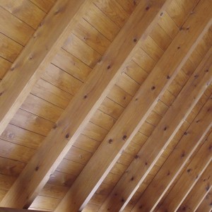 Soffitto in legno con impregnante, vista dettagliata.