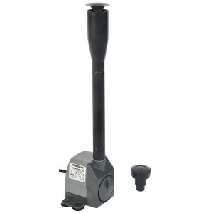 Pompa per laghetto grigia con tubo di prolunga nero e attacco ugello.