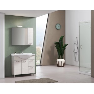 Bagno moderno con mobile lavabo chiaro, specchiera e doccia.