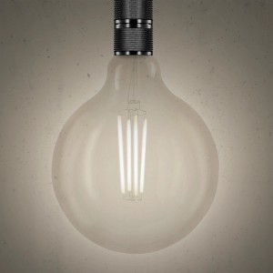 Lampadina LED E27 t.b.t. con vetro trasparente e filamento.