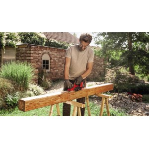 Einhell Power X-Change TE-PL 18/82 Li Solo pialla a batteria in uso per piallare il legno in giardino.