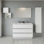 Set di mobili bagno moderni bianchi con mobile lavabo, specchio, pensile e mensole.