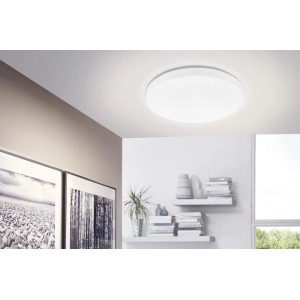 Plafoniera LED t.b.t. bianca e rotonda montata a soffitto.
