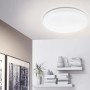 Plafoniera LED t.b.t. bianca e rotonda montata a soffitto.