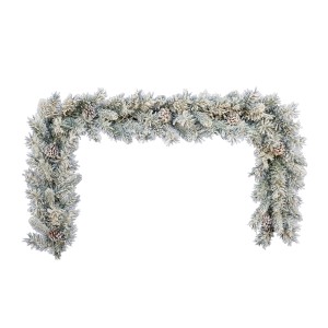 Ghirlanda decorativa innevata con pigne per un Natale festoso.