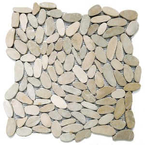 Piastrella mosaico con pietre naturali beige su rete, ideale per bagno e cucina.