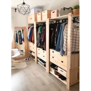 t.b.t. Cassapanche: Sistema di armadio aperto in legno chiaro con vestiti, cassetti e scaffali.