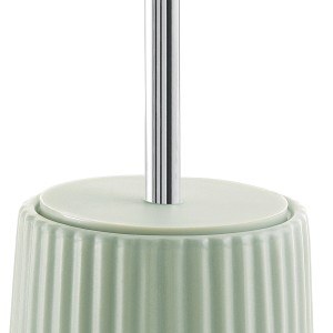 Dettaglio di un set scopino WC verde menta con manico cromato.