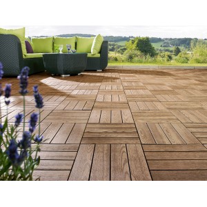 Piastrelle a click in WPC marrone effetto legno posate su una terrazza con mobili da giardino.