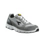 Scarpa da lavoro t.b.t. grigia con suola e lacci bianchi.