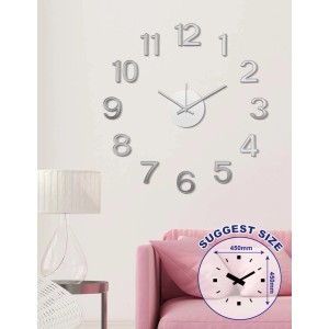 Orologio da parete moderno con numeri argentati come elemento decorativo nel soggiorno.