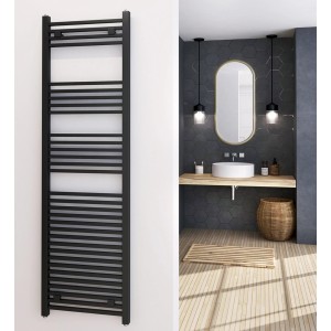 Radiatore nero t.b.t. in bagno moderno.