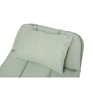 Dettaglio di una sedia da giardino verde con cuscino. Focus su comfort e relax.