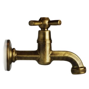 Rubinetto color ottone per fontane da giardino.