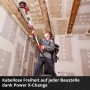 Levigatrice per cartongesso a batteria Einhell TP-DW 18/225 Li Solo in uso sul soffitto. Levigatrice rossa.
