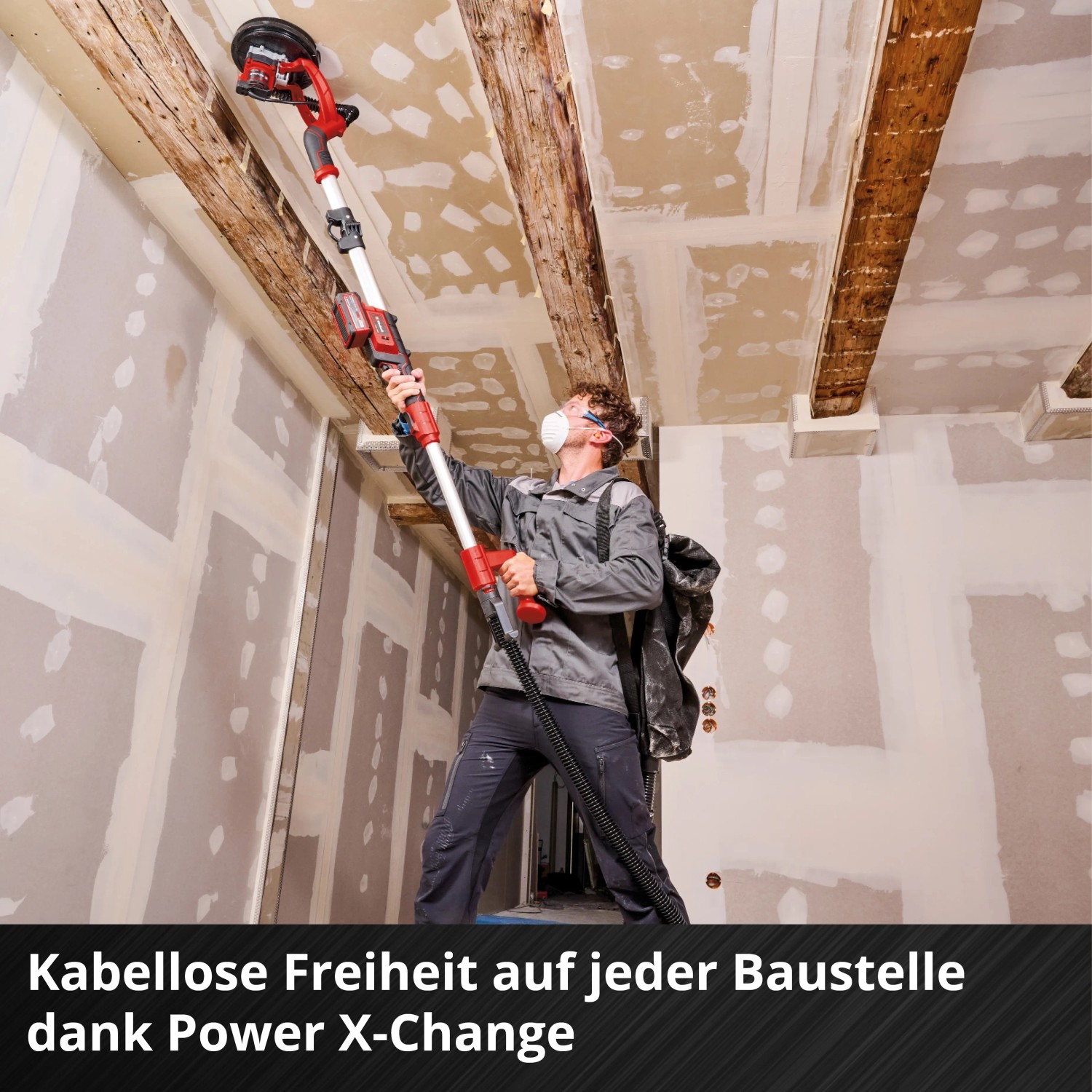 Levigatrice per cartongesso a batteria Einhell TP-DW 18/225 Li Solo in uso sul soffitto. Levigatrice rossa.