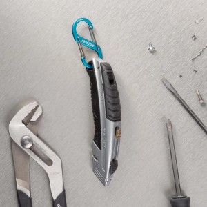 Cutter con moschettone, pinze e cacciaviti su sfondo metallico.