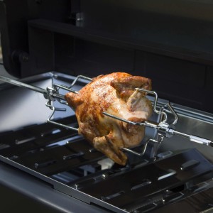 Pollo allo spiedo sulla griglia, accessorio per barbecue.