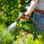 Gardena Pistola per pulizia Classic in azione: irrigazione con getto a spruzzo in giardino.