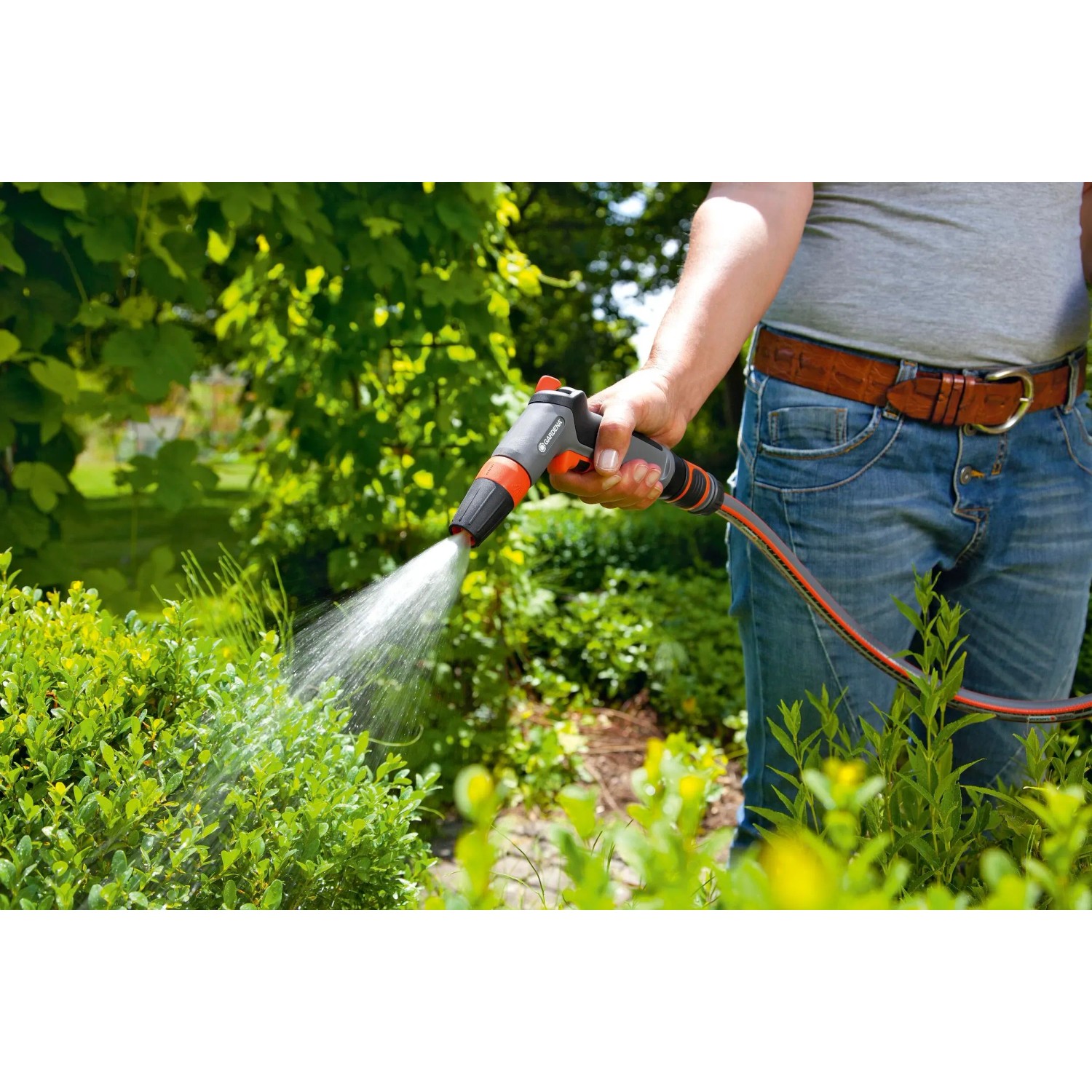 Gardena Pistola per pulizia Classic in azione: irrigazione con getto a spruzzo in giardino.