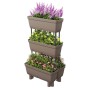 Fioriera da esterno a tre livelli marrone con fiori colorati.