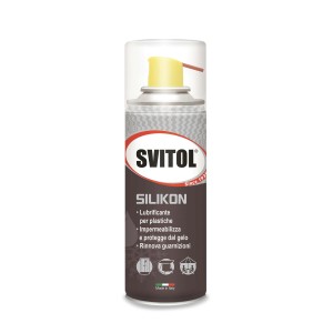 Svitol spray al silicone per plastica, protegge dal gelo e rinnova le guarnizioni.