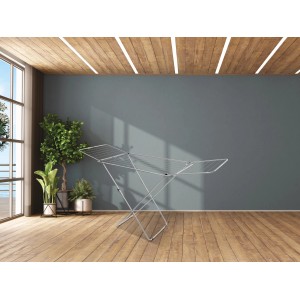 Stendibiancheria a cavalletto Kolibri argentato, aperto nella stanza. Stendino con 18 m di lunghezza di asciugatura.